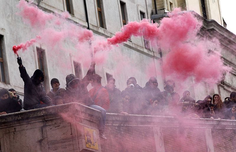 Los estudiantes han lanzado bengalas, huevos, piedras y otros objetos contra la Policía.