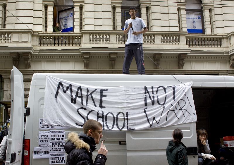 "No hagas una guerra en las escuelas", piden algunos jóvenes estudiantes italianos.