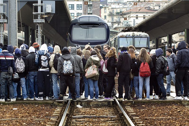 En Milán, algunos estudiantes han ocupado las vías de las estaciones Garibaldi y Cadorna y han bloqueado el tráfico ferroviario.