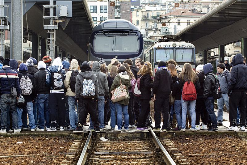 En Milán, algunos estudiantes han ocupado las vías de las estaciones Garibaldi y Cadorna y han bloqueado el tráfico ferroviario.