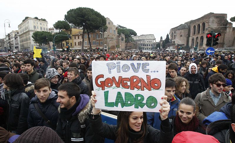 "Gobierno ladrón", reza la pancarta de estos jóvenes en referencia a los recortes en los fondos destinados a la investigación y a los centros públicos propuestos por el Ejecutivo de Berlusconi.