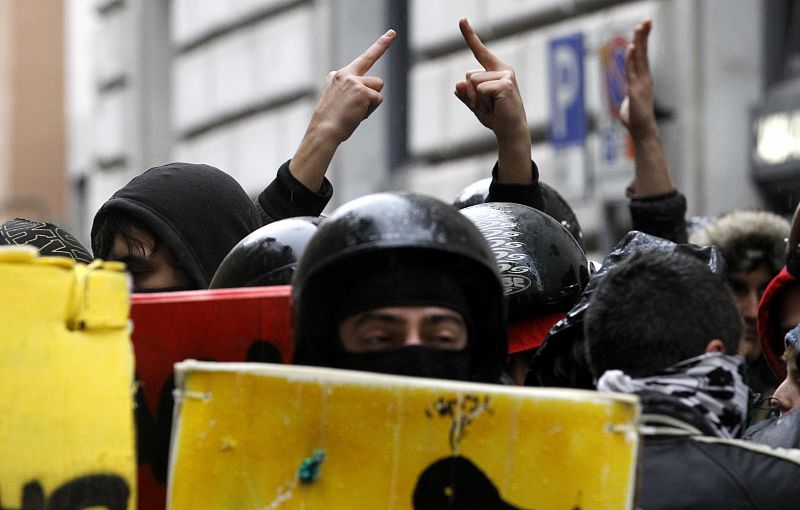 Los jóvenes se han manifestado protegidos con escudos.