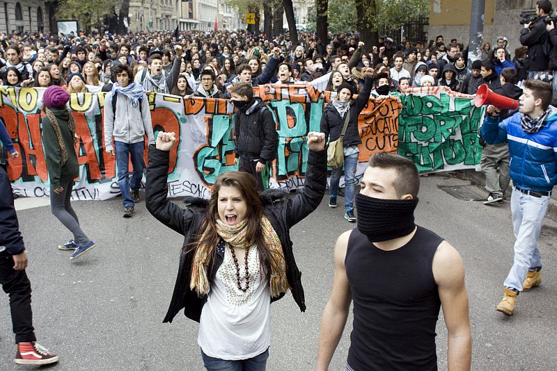 En Milán, en el norte de Italia, algunos estudiantes han intentado irrumpir en el ayuntamiento de la ciudad.