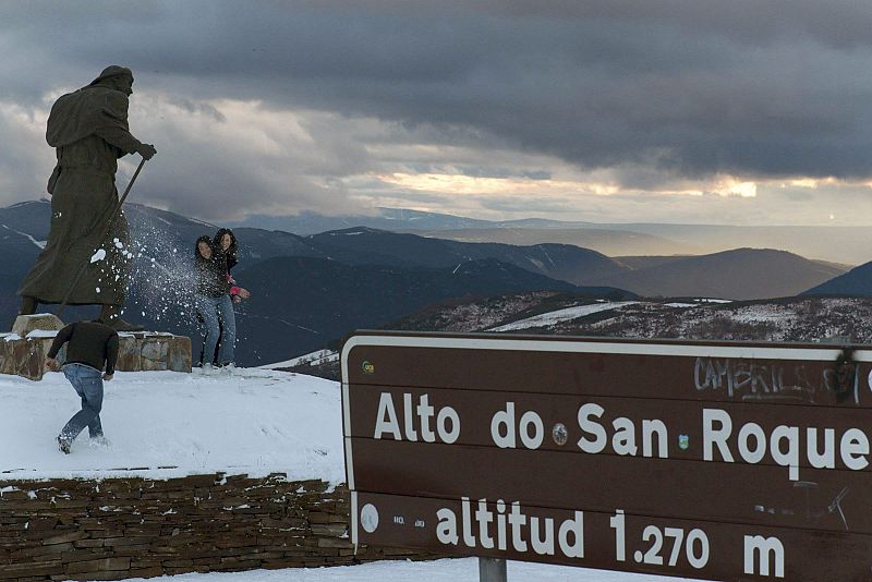 Unos jóvenes juegan con la nieve en el Alto de San Roque, en una jornada en la que la nevada caída caída en las últimas horas en Galicia ha dejado numerosos atrapados.