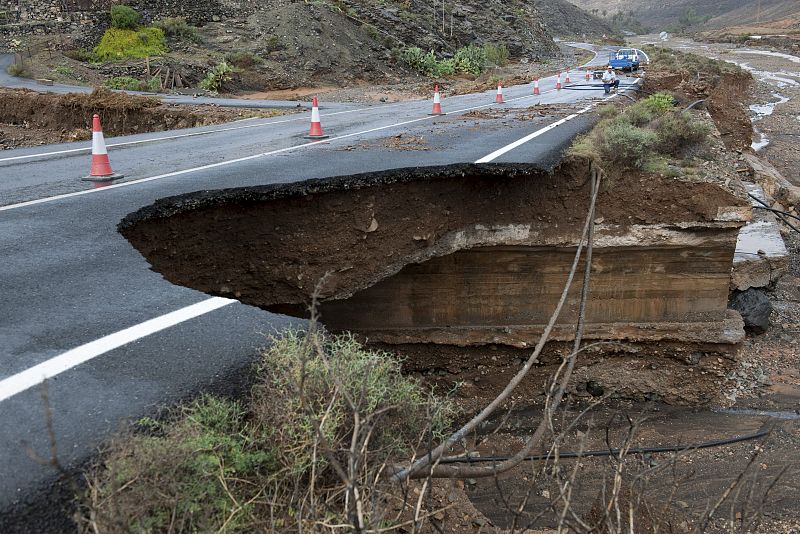 Vista de los desperfectos producidos en la carretera de acceso a la localidad de Ajuy, en una jornada en la que las lluvias han golpeado a Fuerteventura. Incluso los colegios de la localidad de Tuineje han sido cerrados.