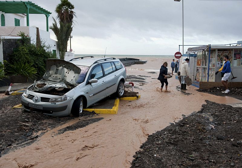 Vista de un coche que fue arrastrado por la fuerza del agua hacia las proximidades del mar en la localidad de Tuineje, en una jornada en la que las lluvias han golpeado fuerte a Fuerteventura.