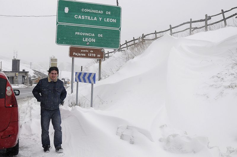 Dos vehículos circulan por la A-67, en Osorno (Palencia), donde las nevadas mantienen en alerta a la provincia.
