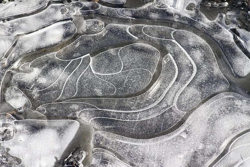 Un charco congelado en Lugo, en una jornada en la que la nevada caída en las últimas horas en Galicia ha dejado numerosos coches atrapados, ramas caídas por el peso de la nieve y algunas parroquias incomunicadas.