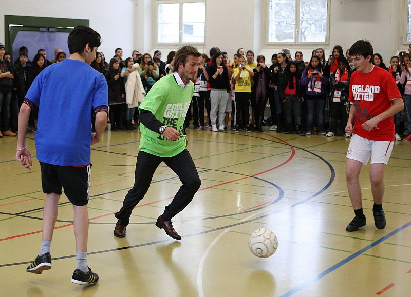 Soccer player Beckham, ambassador to England's bid to stage 2018 FIFA World Cup, plays soccer with students in Zurich