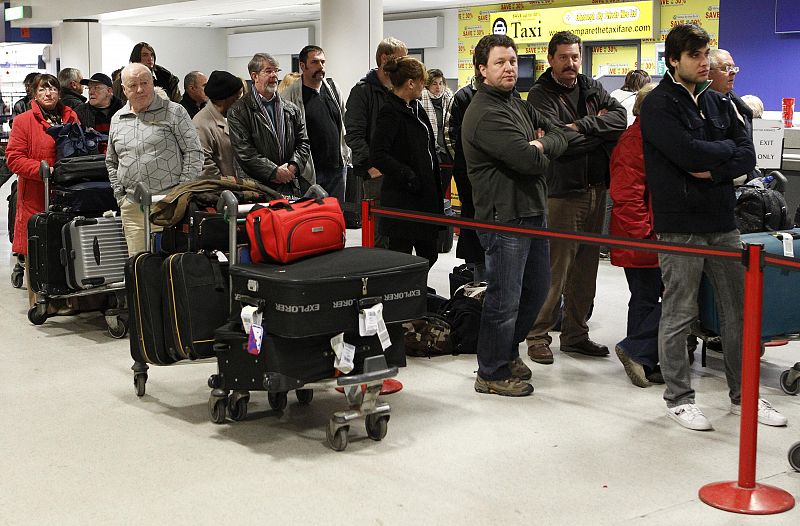 En el interior de muchos aeródromos, como en el de Edimburgo, los pasajeros esperan información