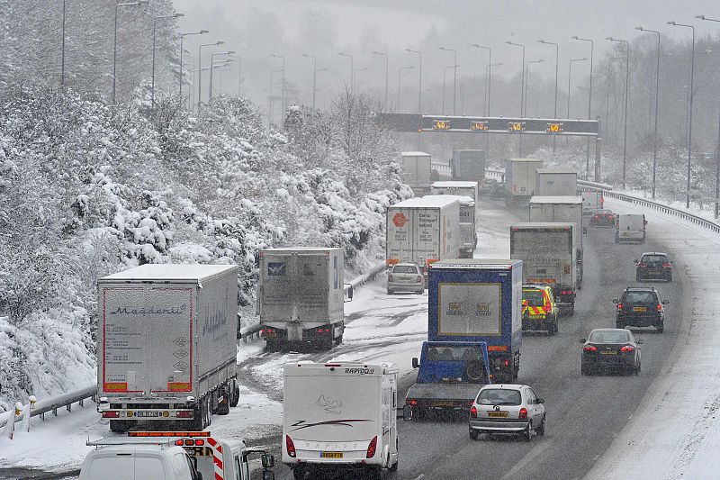 Muchas de las carreteras inglesas están colapsadas por las intensas nevadas