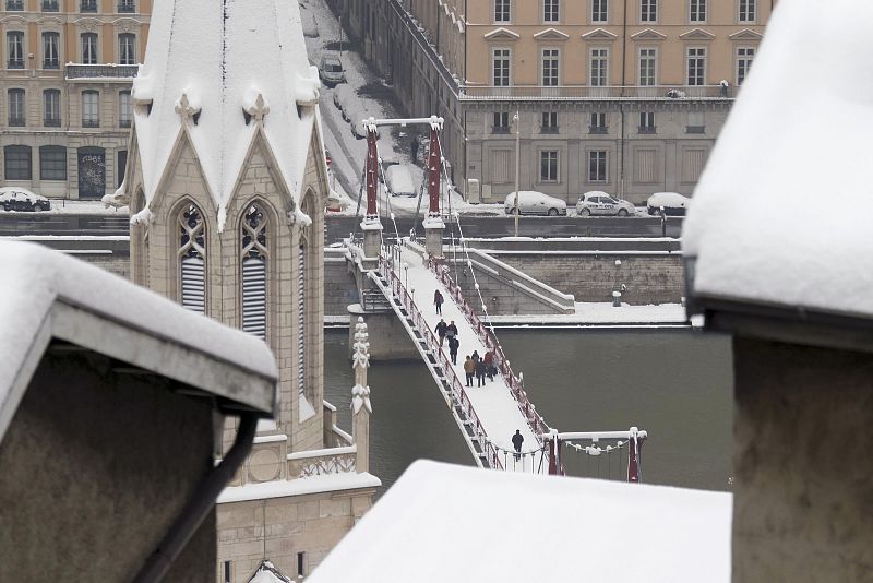 Hasta cruzar un puente se convierte en una odisea en Lyon