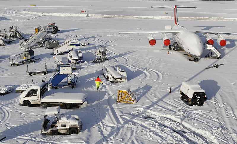 El aeropuerto de Edimburgo (Escocia, Reino Unido) está cerrado por la gran cantidad de nieve que hay en sus pistas