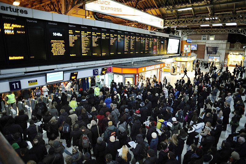 Centenares de personas se han agolpado en Victoria Station (Londres) para comprobar si salía su tren