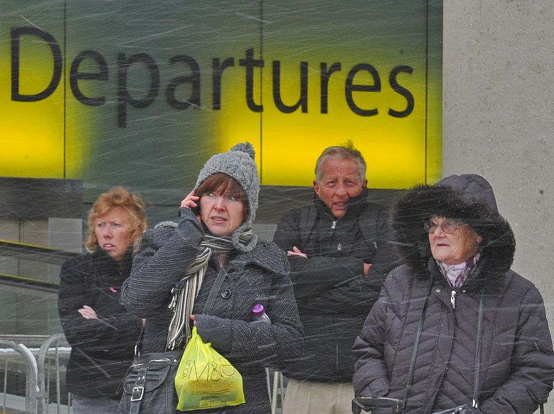 Varios pasajeros esperan en el exterior del aeropuerto de Gatwick