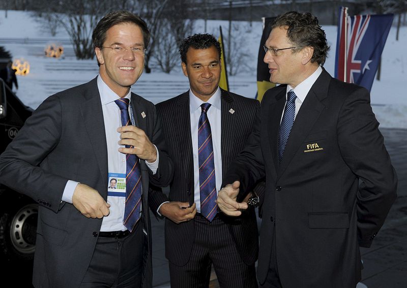 El primer ministro holandés, Mark Rutte y el ex internacional holandés Ruud Gullit, son recibidos por el Secretario General de la FIFA, el francés Jerome Walcke.