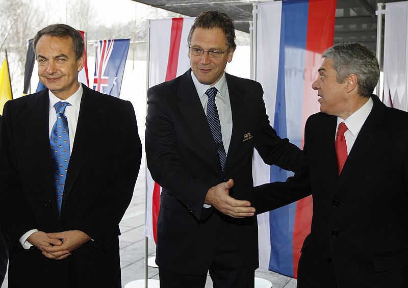 El primer ministro portugués, José Socrates, y el presidente español, José Luis Rodríguez Zapatero, en su llegada a Zúrich para hacer la presentación de la Candidatura Ibérica para el Mundial de 2018.