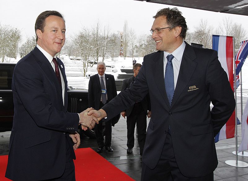 El primer ministro británico, Cameron, llegando a la sede de la FIFA en Zurich para apoyar la candidatura de Inglaterra para el Mundial de 2018 y 2022.