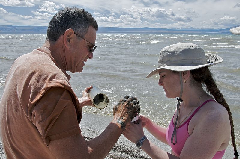 La doctora Felisa Wolfe-Simon, responsable del estudio, toma muestras en los sedimentos del lago.