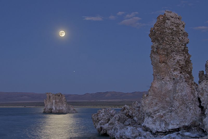 El lago Mono, localizado al este de California y rodeado de las montañas de Nevada. Es un lago alcalino, conocido por su hipersalinidad y la alta concentración de arsénico.