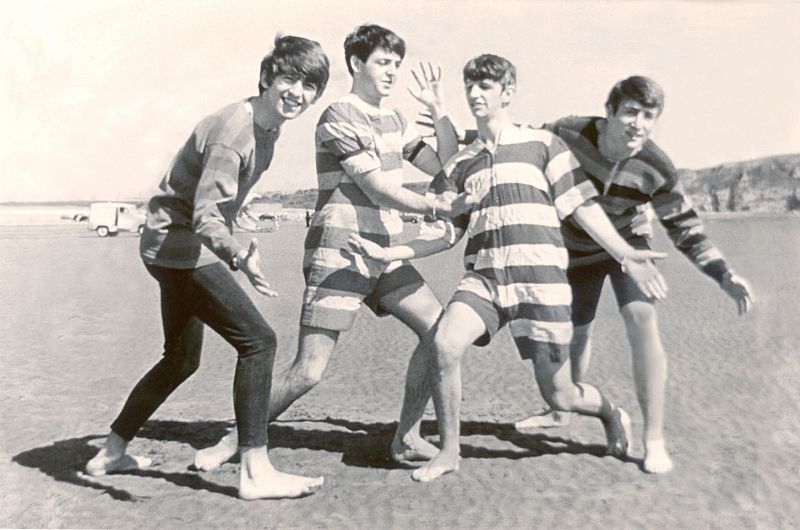 Los Beatles posan juntos en una playa