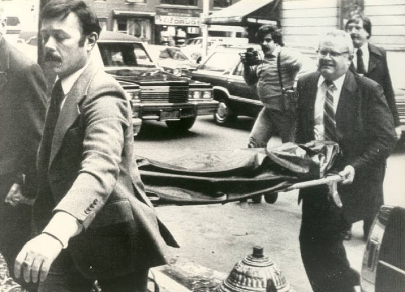 Funcionarios judiciales transportan el cadáver de Lennon, asesinado a las puertas del edificio Dakota.