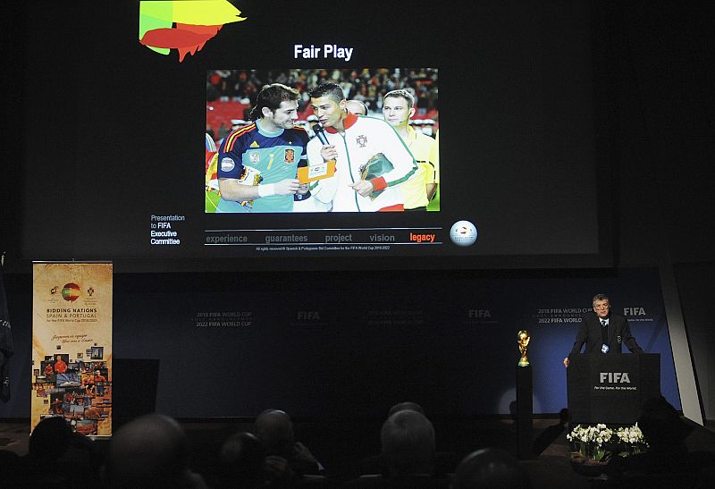 El presidente de la Federación Española de Fútbol, Ángel María Villar, durante la presentación en Zúrich, con la imagen de Casillas y Ronaldo de fondo.