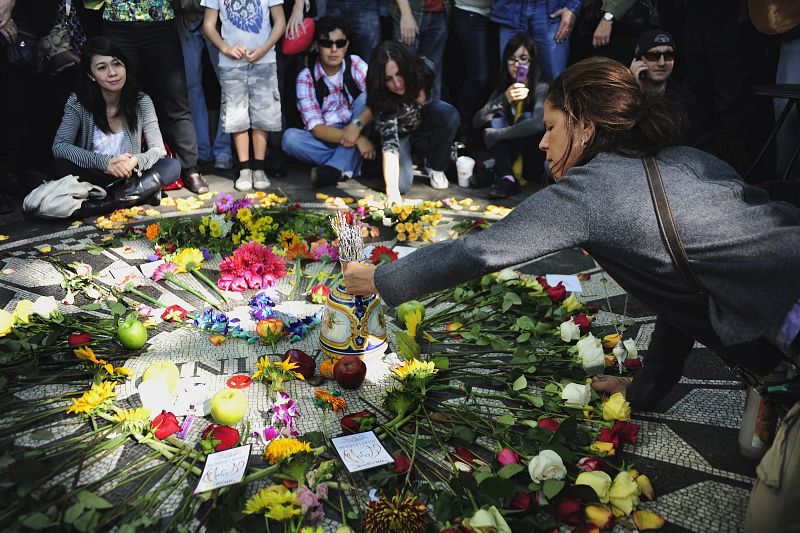 Una mujer deposita una flor en el mosaico del Memoria Strawberry Fields, un espacio de Central Park dedicado a la memoria de John Lennon.