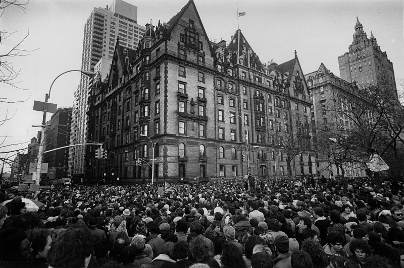 Miles de personas se concentran en torno al domicilio de Lennon tras el asesinato del artista.