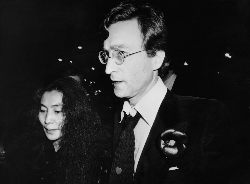 Yoko Ono y John Lennon asisten a un concierto de Rod Stewart en Nueva York en 1980.