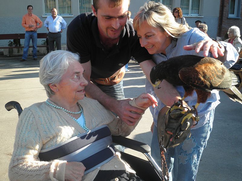 Aunque un poco desconfiada esta abuela se dispone a tocar a la rapaz