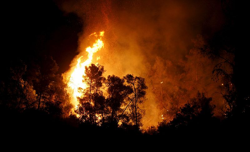 Noche cerrada en Israel y el fuego, que se ha declarado a mediodía, aún no ha podido ser controlado.