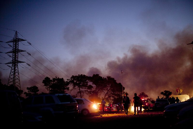 El incendio se ha iniciado en varios puntos y se ha visto favorecido por rachas de viento de 30 kilómetros por hora y temperaturas en torno a los 30 grados centígrados.