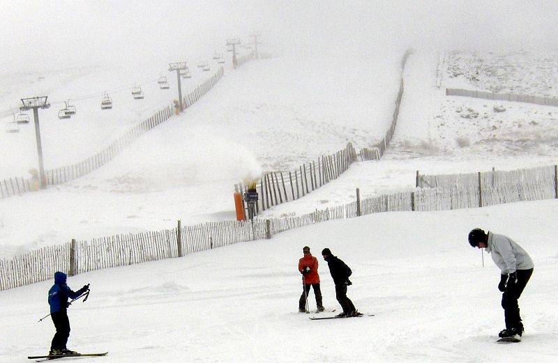 Un grupo de personas practican esquí esta mañana durante la inauguración de la temporada con la apertura de siete pistas en la estación de Sierra de Béjar-La Covatilla (Salamanca).