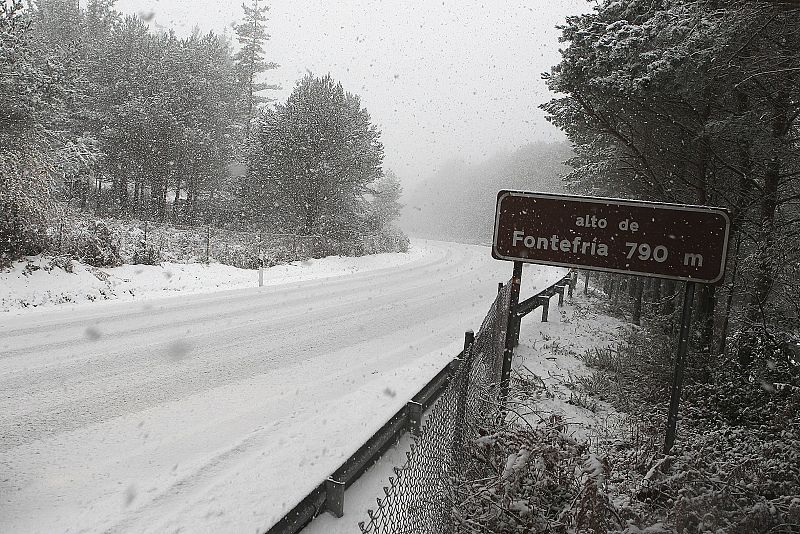 Vista de la carretera A-52 a su paso por el Alto de Fontefría. Las precipitaciones de nieve han generado dificultades de circulación en 28 carreteras de Galicia.