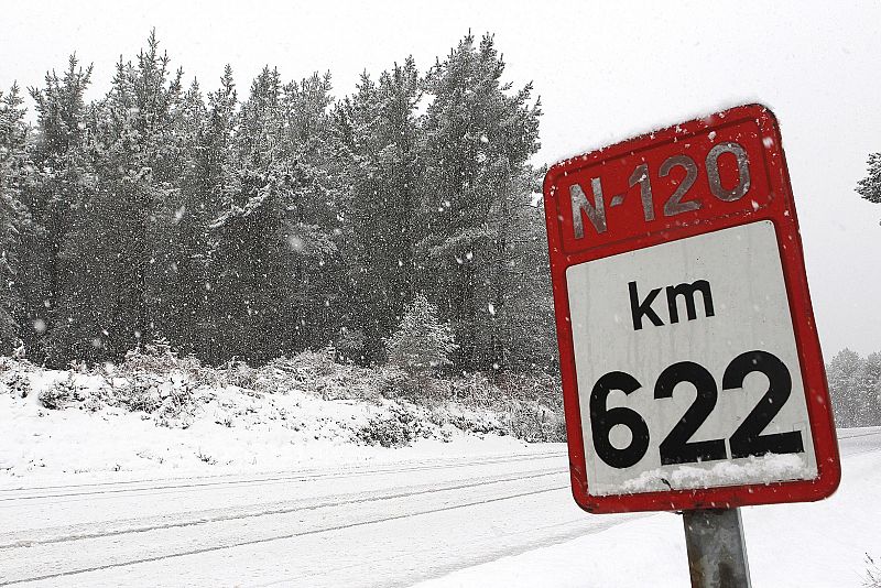 Vista de la carretera N-120 en las cercanías del Alto de la Frontefría, en una jornada en la que las precipitaciones de nieve registradas han generado dificultades de circulación.