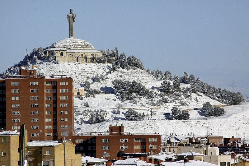 Vista del cerro del Cristo del Otero, emblema de la ciudad, esta mañana, tras la intensa nevada de la noche que ha cubierto la ciudad de Palencia.