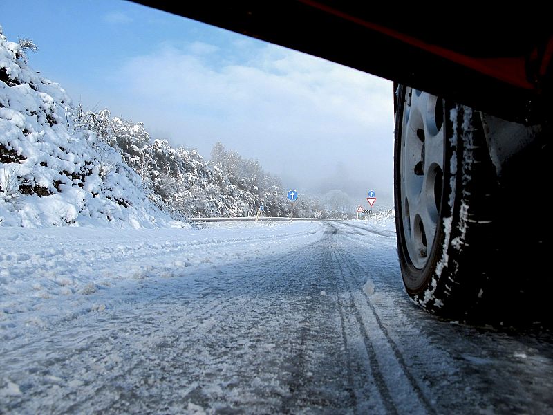 Acceso a la N-540 en dirección a la localidad lucense de Guntín cubierto de nieve.