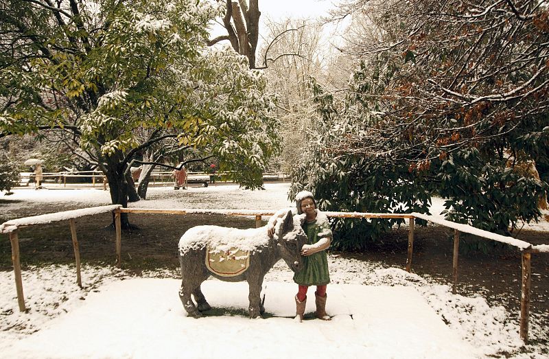 Una de las figuras del belén del parque de La Florida en Vitoria, cubierta de nieve tras la bajada de temperaturas de la pasada noche.