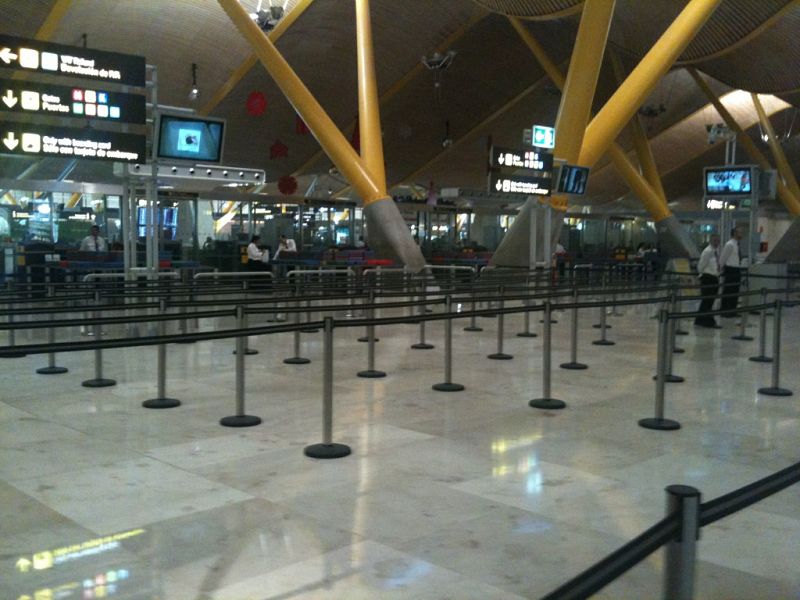 La zona de facturación en la T4 de Barajas ha amanecido desierta ante la falta de operatividad de los vuelos.