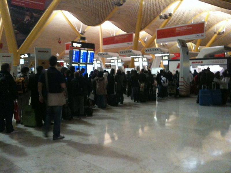 Las colas de pasajeros para reclamar en la Terminal 4 de Barajas eran kilométricas a primera hora de la mañana.