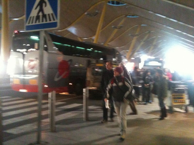 Pasajeros afectados llegaban a primera hora a la Terminal 4 de Barajas en autobuses fletados desde los hoteles en los que han pasado la noche.