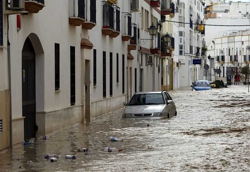 Decenas de personas han sido desalojadas en las últimas horas de sus viviendas en Écija (Sevilla), donde también se ha evacuado el Hospital de Alta Resolución, ante la crecida del arroyo Argamasilla y del río Genil, por lo que se ha reclamado la pres