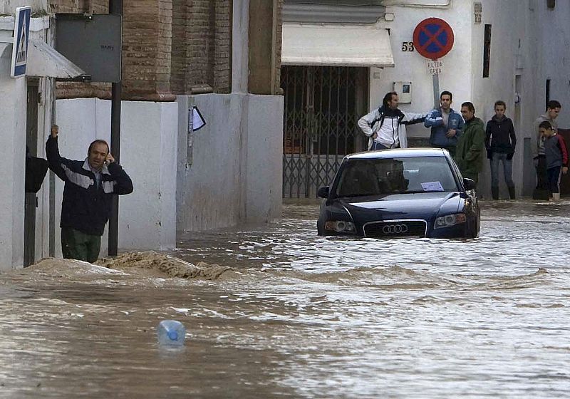 Las lluvias han obligado a evacuar el hospital de Écija y decenas de casas