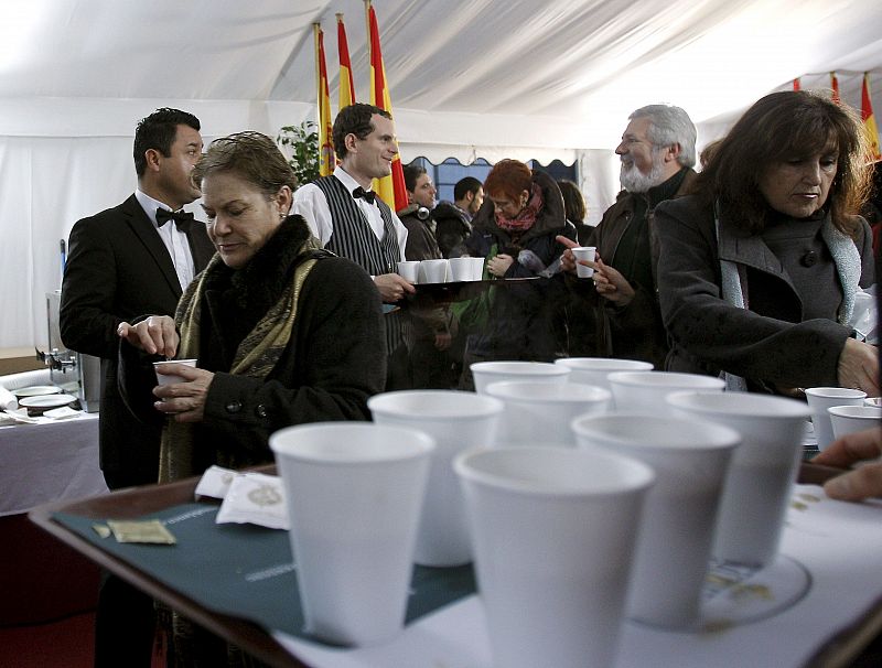 Los ciudadanos han repuesto fuerzas con café, caldo y chocolate que les ofrecían los camareros tras la visita en una carpa habilitada en el patio de la Cámara Baja