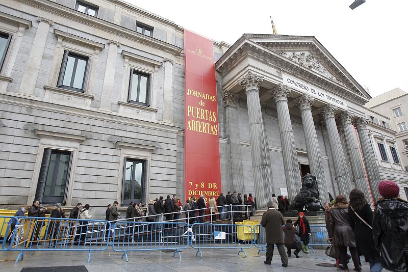 Decenas de ciudadanos esperan su turno para visitar el Congreso de los Diputados