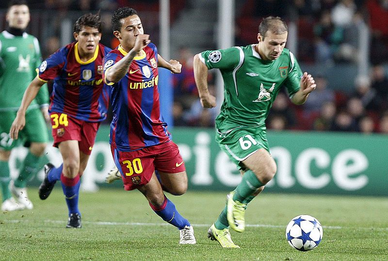 El centrocampista del F.C. Barcelona Thiago Alcántara (i) pelea un balón con el centrocampista turco del Rubin Kazán, Gökdeniz Karadeniz.
