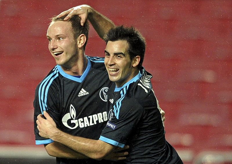 Jurado (d) es felicitado por su compañero Iván Rakitic después de marcar un gol.