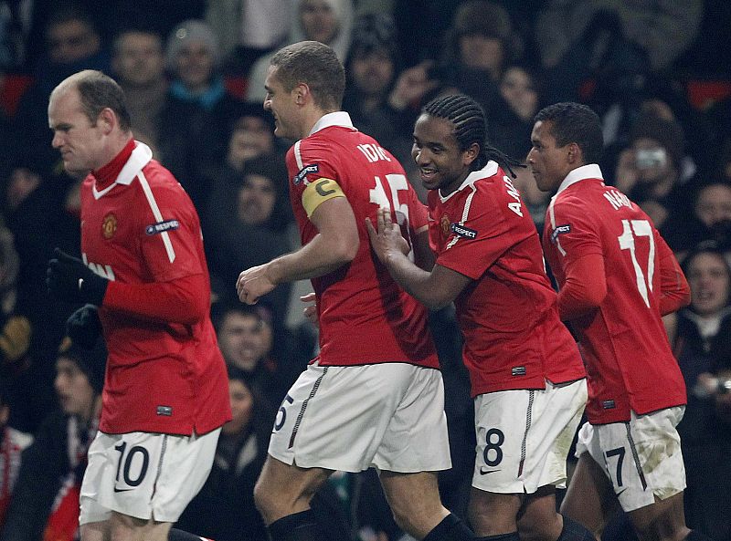 Wayne Rooney, Nemanja Vidic y Nani; felicitan a Anderson por su gol.