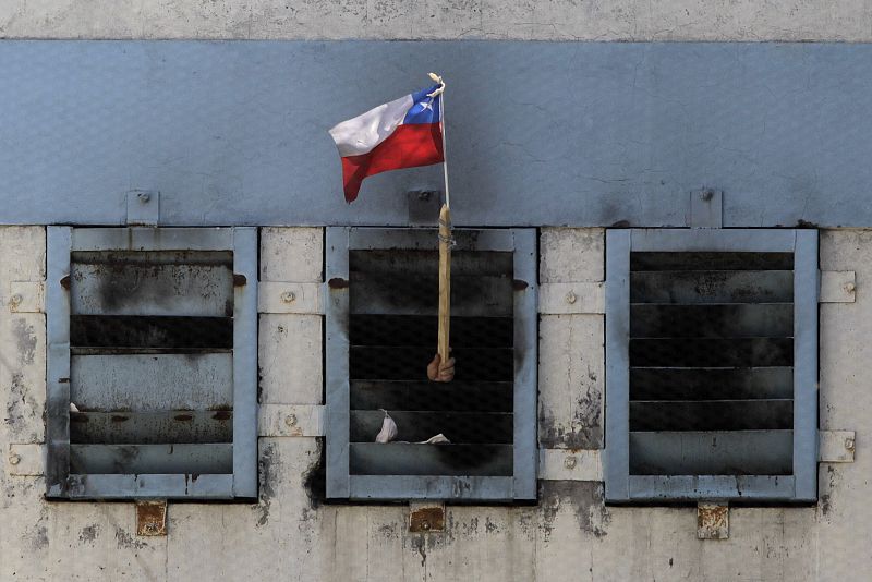 Uno de los reclusos de la cárcel ondea la bandera chilena